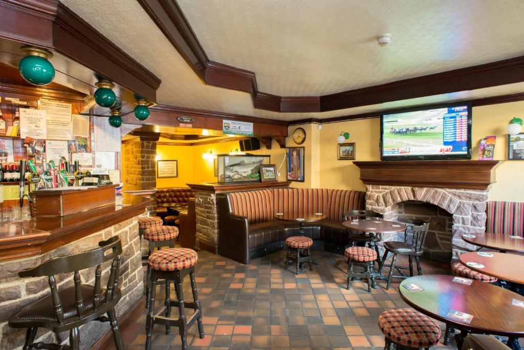 Larkin's Pub, Restaurant,&B&B Milltown  Exterior foto