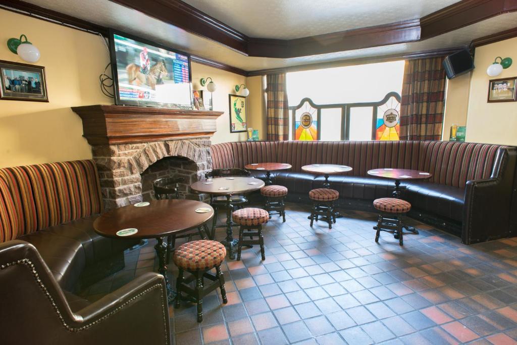 Larkin's Pub, Restaurant,&B&B Milltown  Exterior foto