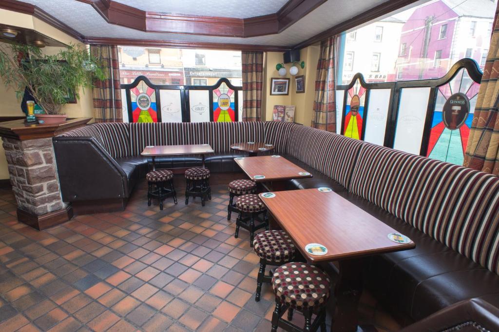 Larkin's Pub, Restaurant,&B&B Milltown  Exterior foto